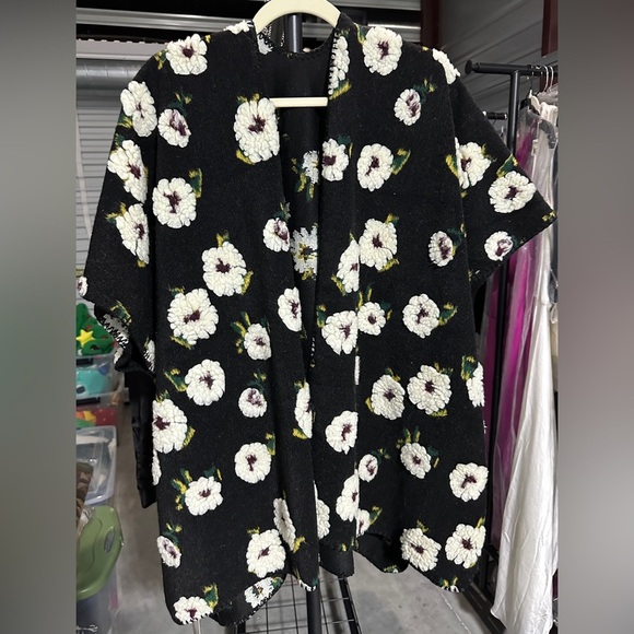 Avenue Zoe | Thick Floral Pattern Kimono - Picture 2 of 4